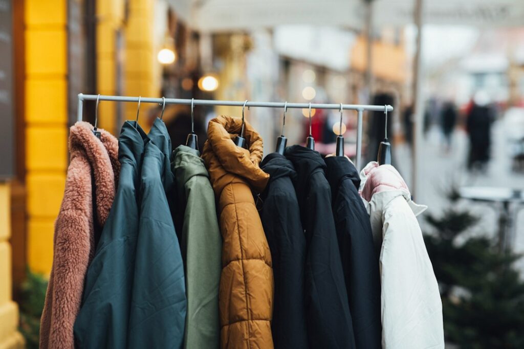 Appendiabiti con una fila di capi di abbigliamento colorati