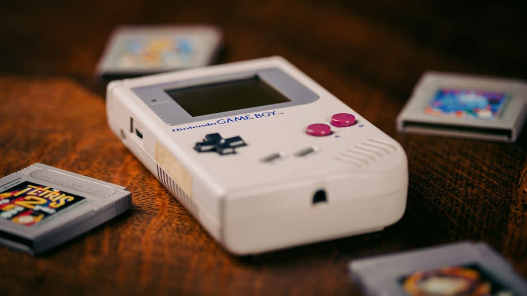 Console Nintendo Game Boy appoggiata su un tavolo accanto ad alcune cartucce di gioco