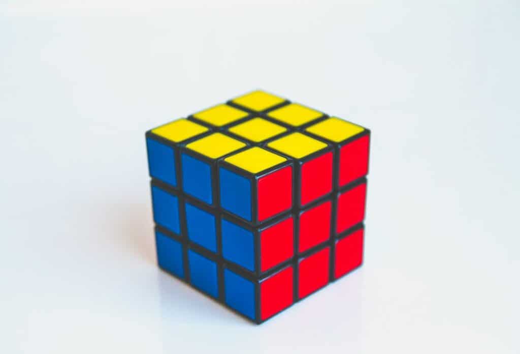 Cubo rompicapo 3x3 con facce gialle, blu e rosse