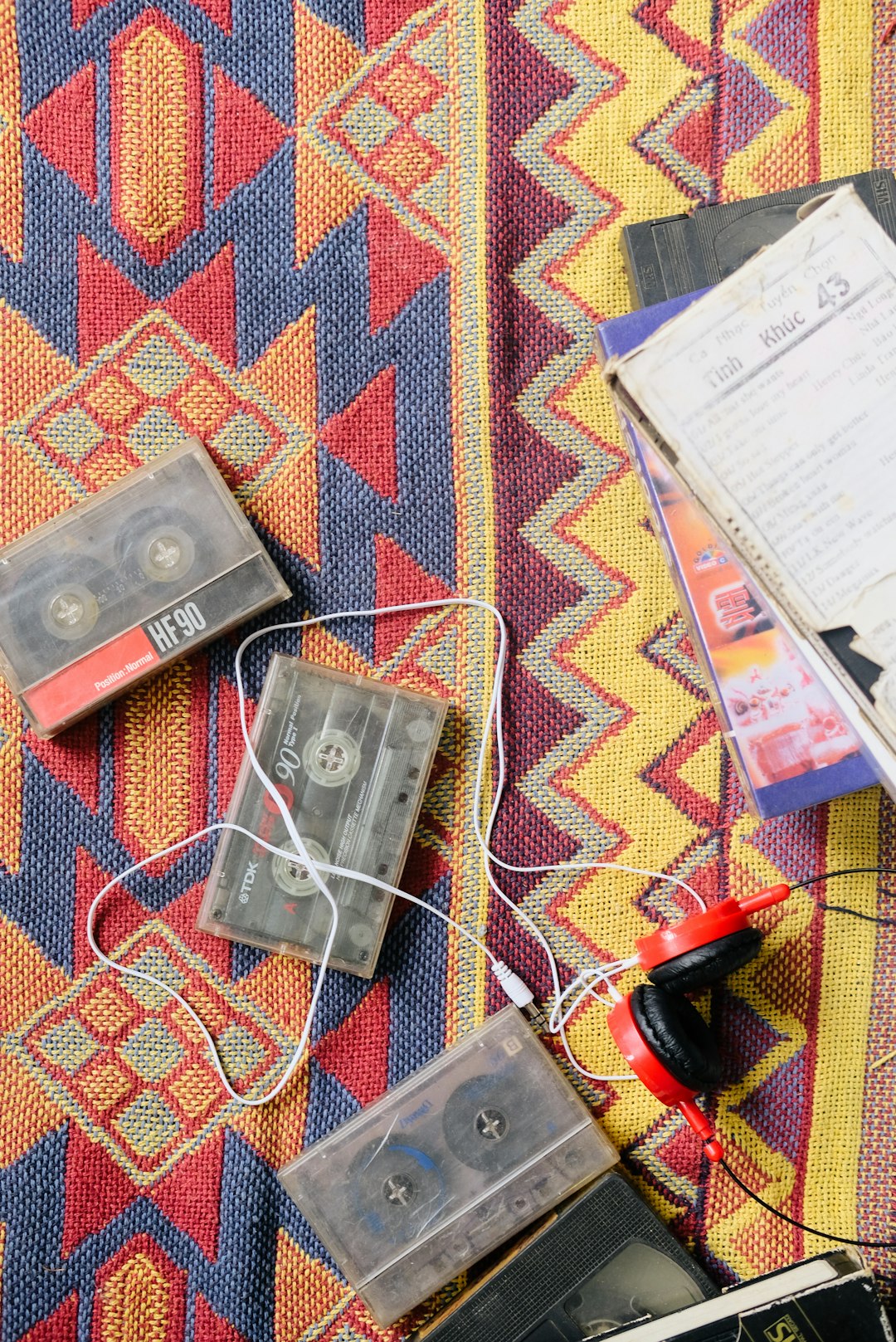 Due registratori a cassette d'epoca appoggiati su un tappeto