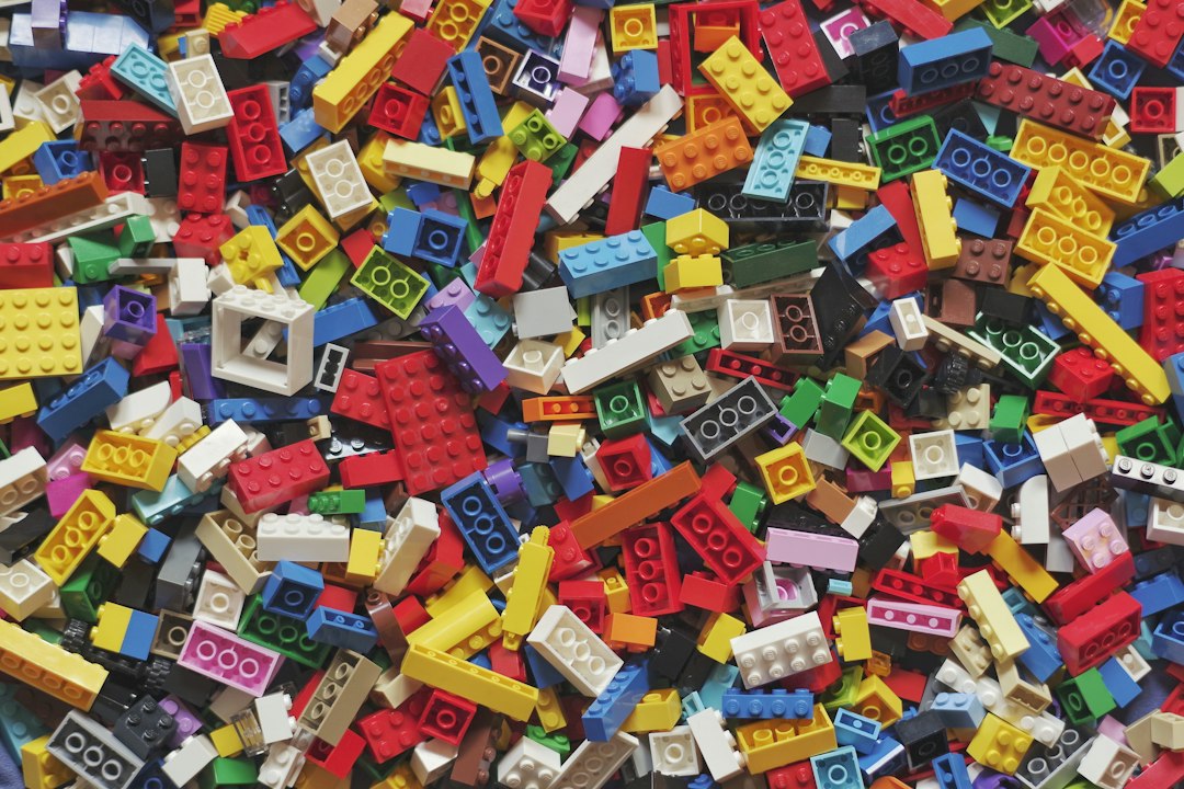 Mattoncini colorati rossi, gialli, blu e verdi sparsi su un tavolo