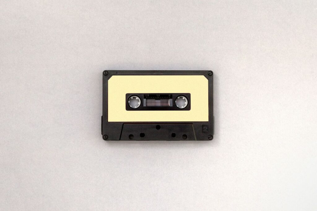 Musicassetta nera e marrone