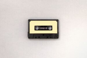 Musicassetta nera e marrone