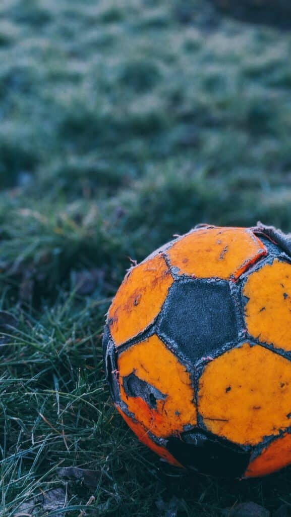 Pallone arancione e nero su un campo da gioco