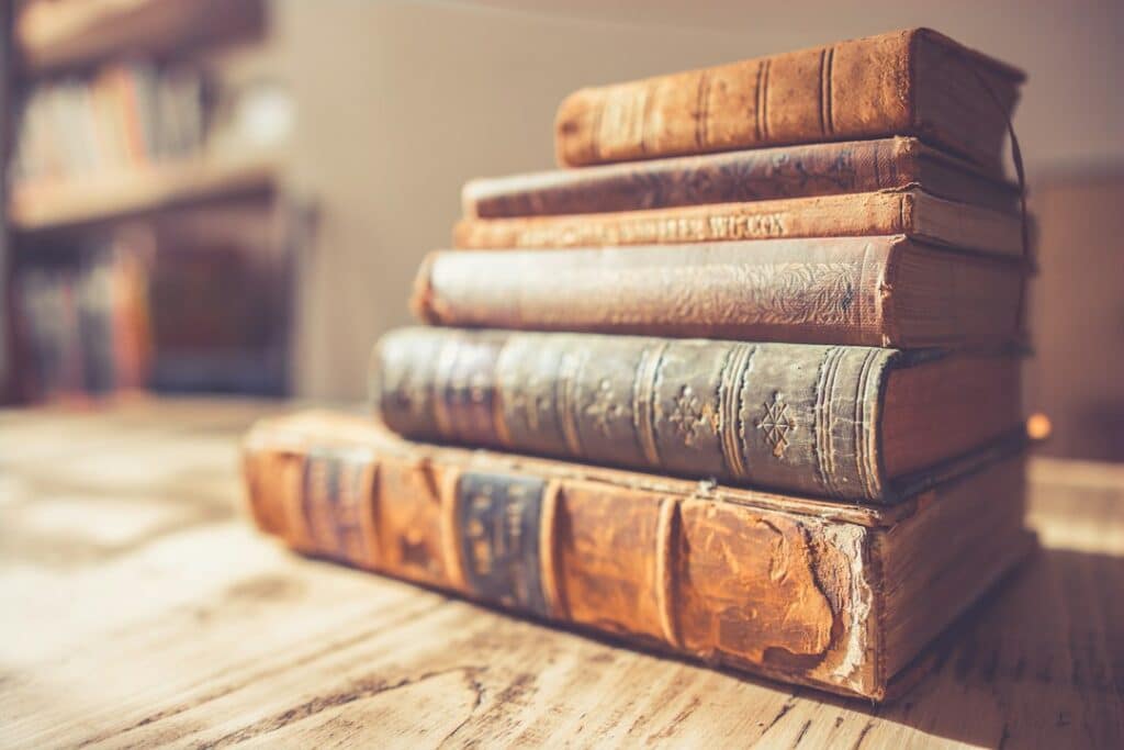 Pila di libri rilegati su un tavolo, per una selezione di libri sulla nostalgia degli anni 80