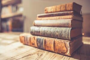 Pila di libri rilegati su un tavolo, per una selezione di libri sulla nostalgia degli anni 80