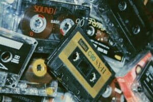 Pila di vecchie cassette a nastro magnetico
