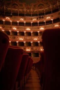 Poltrone rosse e dorate di un teatro