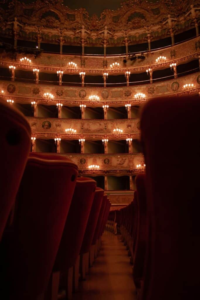 Poltrone rosse e dorate di un teatro