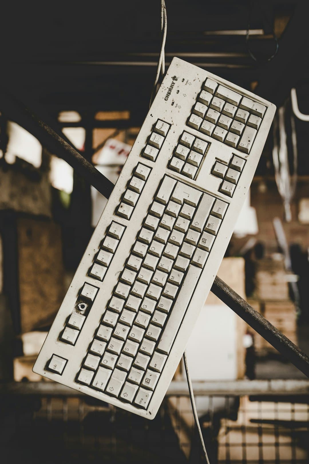 Tastiera di computer bianca d'epoca su un tavolo di legno