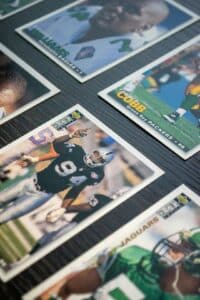 Tavolo coperto di figurine e carte da collezione sportive