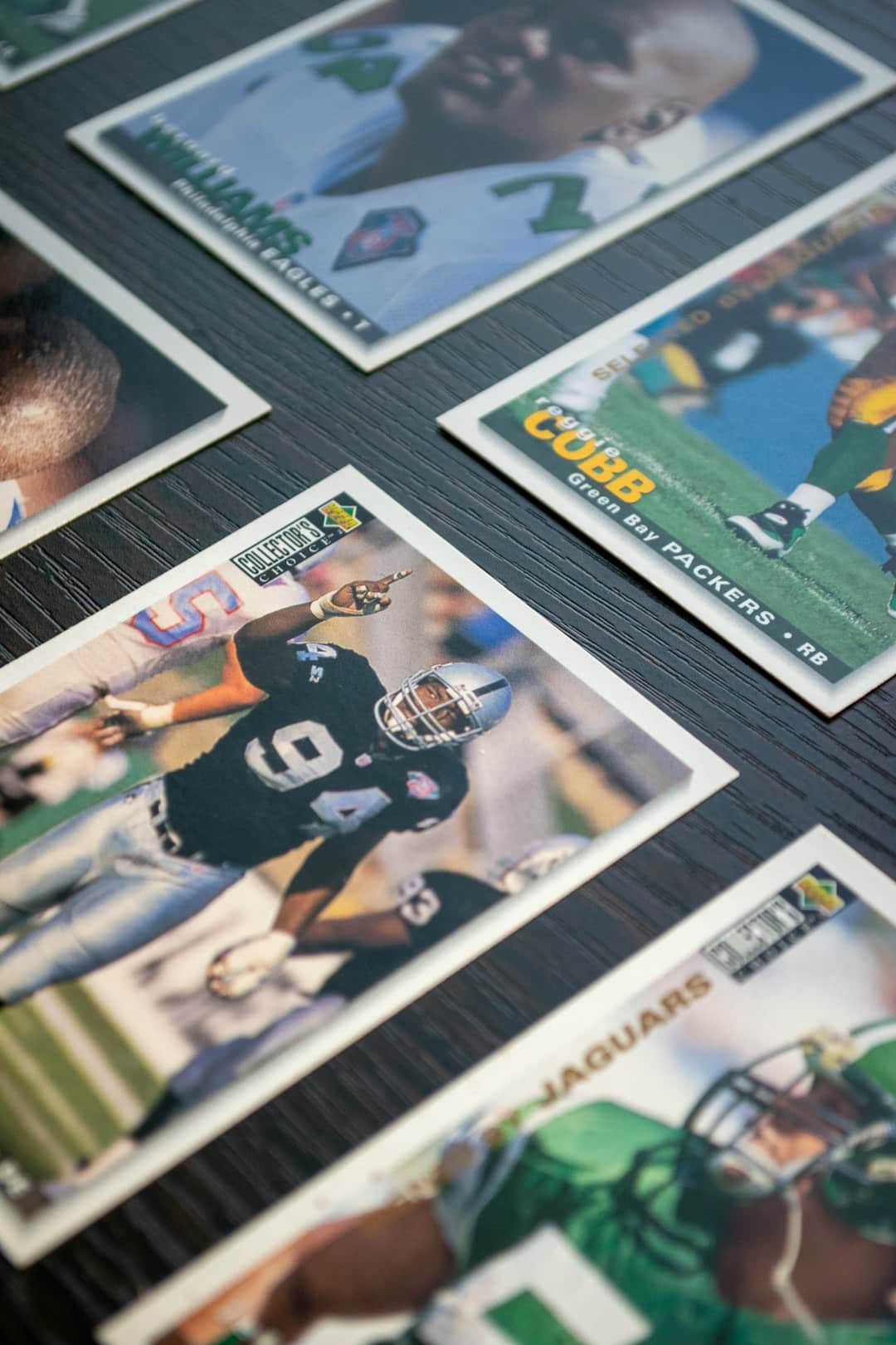 Tavolo coperto di figurine e carte da collezione sportive