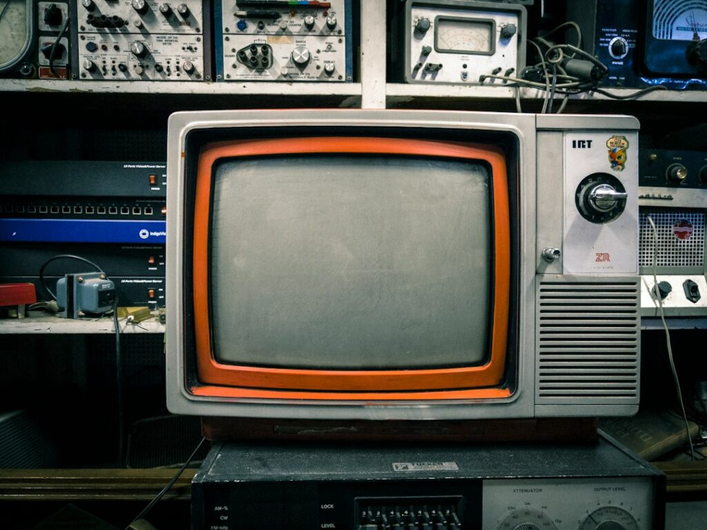 Televisore a tubo catodico grigio e arancione d'epoca