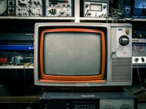 Televisore a tubo catodico grigio e arancione d'epoca