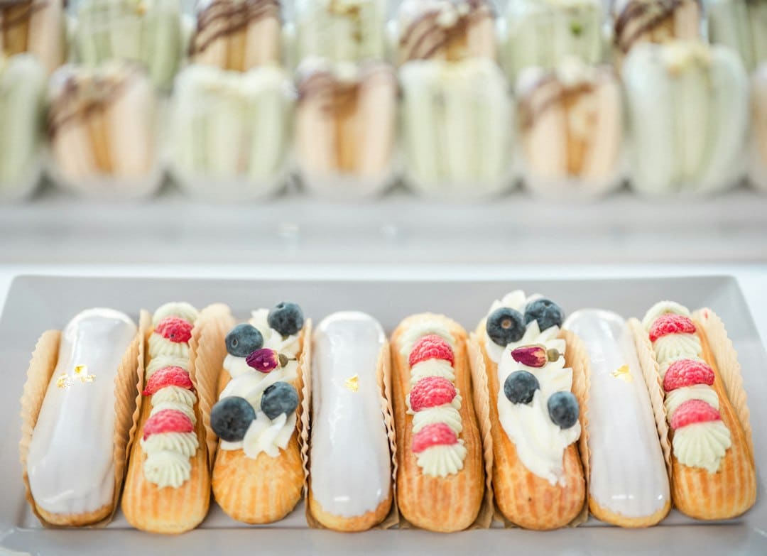 Una fila di dolcetti e pasticcini su un piatto bianco