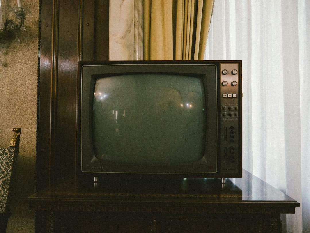 Vecchio televisore a tubo catodico grigio su un tavolo